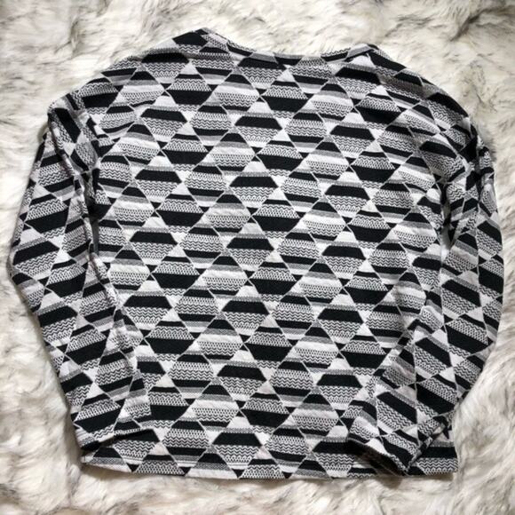 H&M geometric pattern print black gray white monochrome sweatshirt - Picture 6 of 7